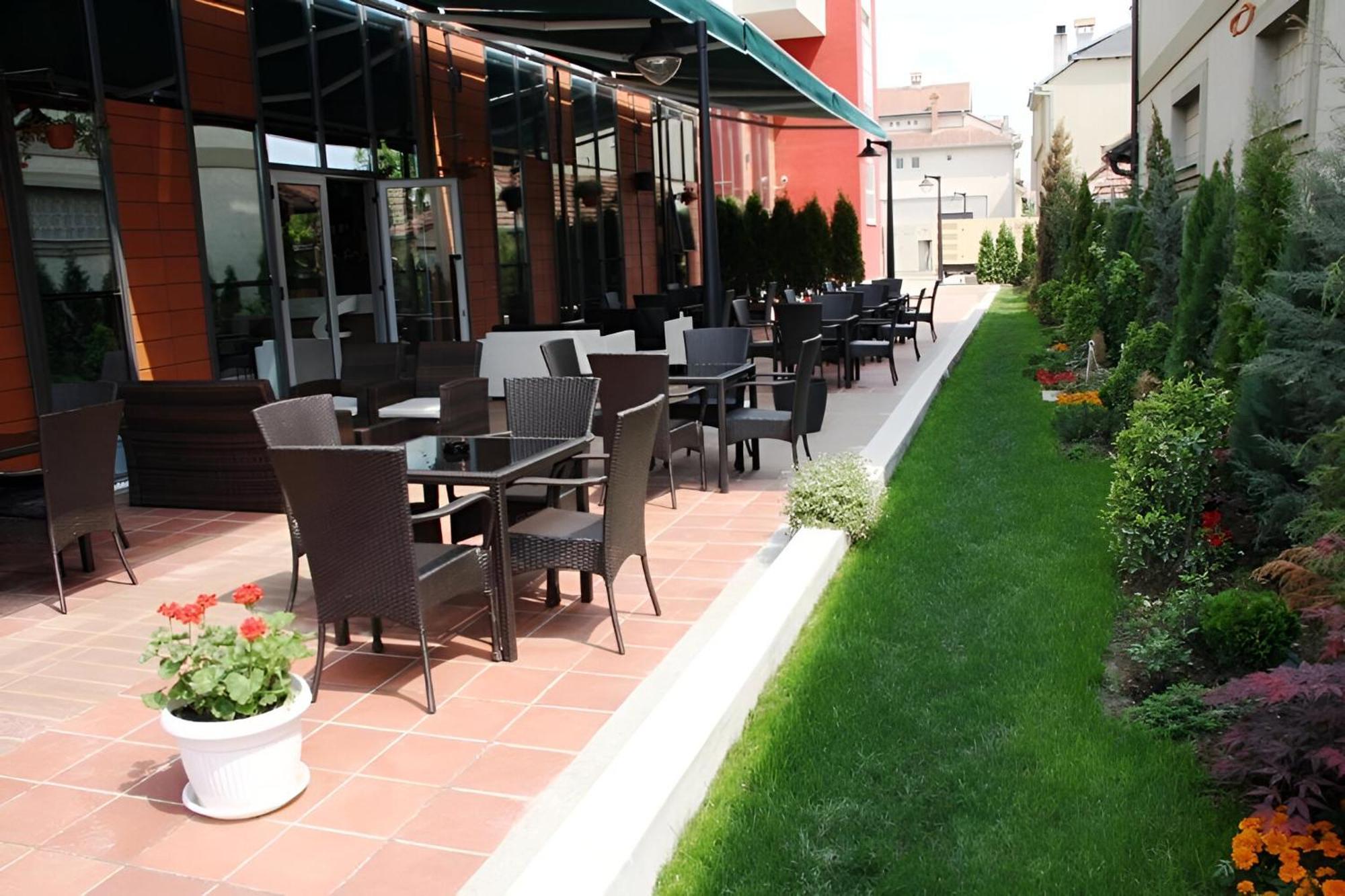 Hotel Nartel Pristina Restaurant bilde